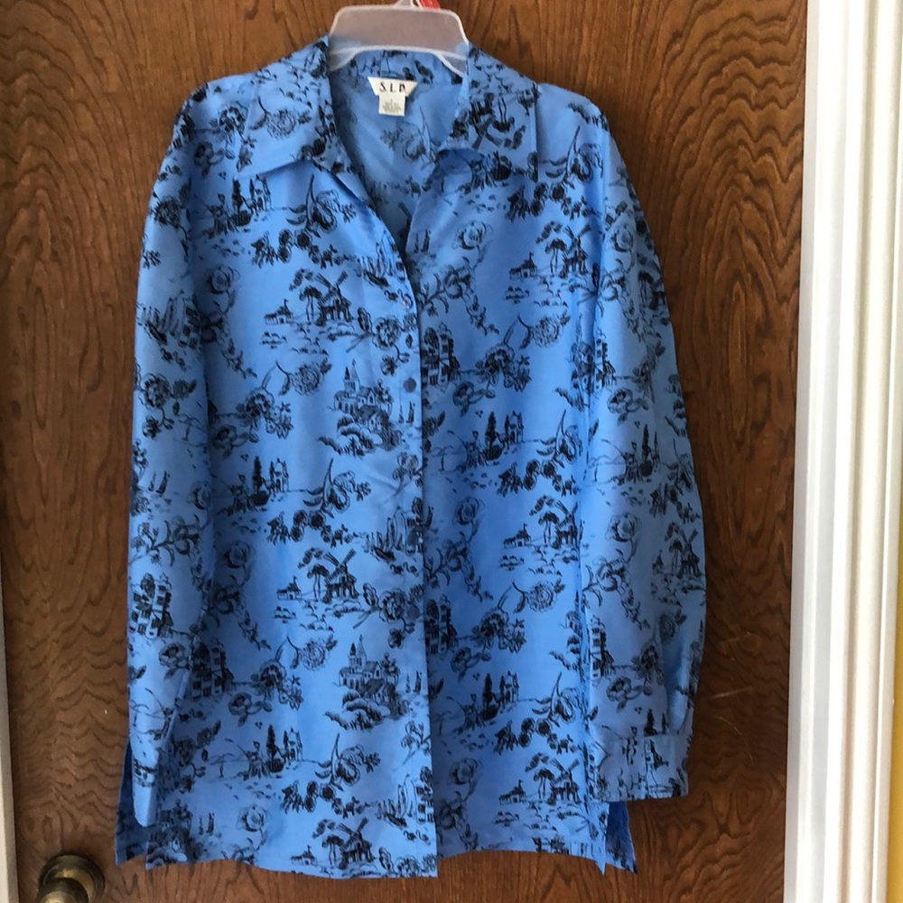 Silk tunic style V-neck design.5 buttons. Side slits.